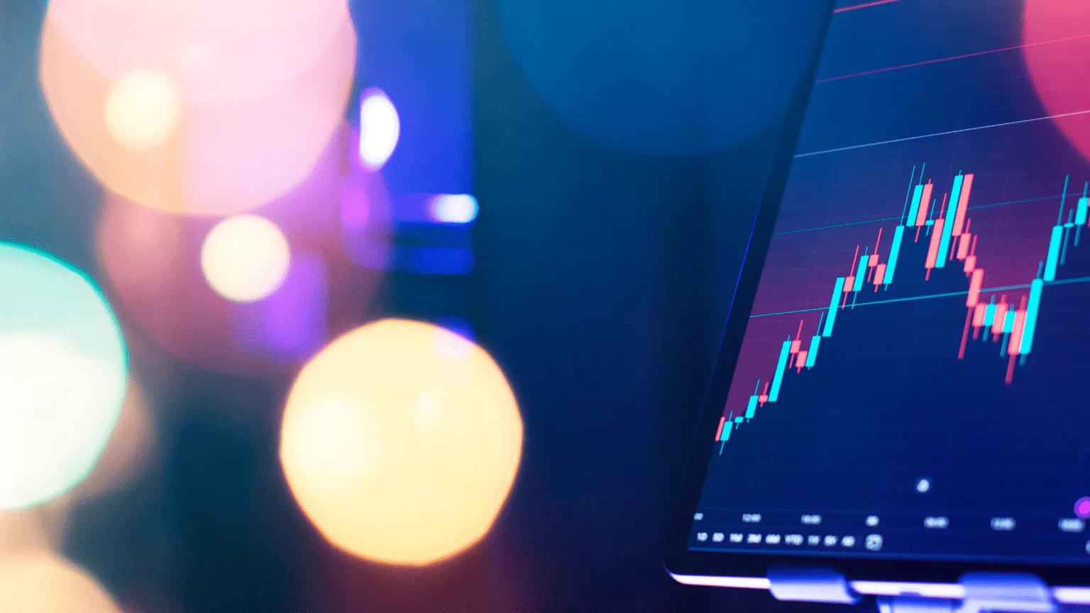 Verschiedene Preisschilder und Diagramme zur dynamischen Preisgestaltung im Yield Management.