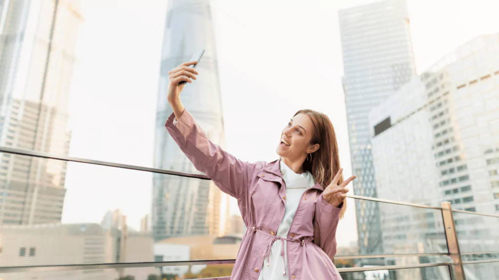 Instagram Influencern macht ein Selfie für Instagram